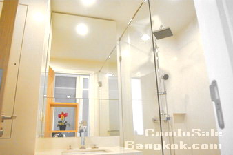 Nicely furnished condo for sale in Sukhumvit 23 Wind condo 53.55 sq.m 1 bedroom Greenery view. 700 m. to Sukhumvit BTS & MRT