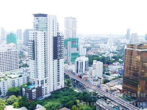 Highest floor of 1 bedroom 52 sq.m in 39by Sansiri Condo for sale in Sukhumvit 39. It is opposite Emporium a few steps to Prompong BTS. Completed and ready to transfer.