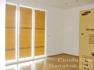Highest floor of 1 bedroom 52 sq.m in 39by Sansiri Condo for sale in Sukhumvit 39. It is opposite Emporium a few steps to Prompong BTS. Completed and ready to transfer.