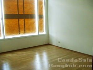 Highest floor of 1 bedroom 52 sq.m in 39by Sansiri Condo for sale in Sukhumvit 39. It is opposite Emporium a few steps to Prompong BTS. Completed and ready to transfer.