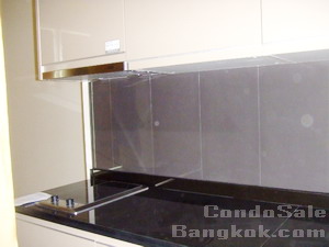 Highest floor of 1 bedroom 52 sq.m in 39by Sansiri Condo for sale in Sukhumvit 39. It is opposite Emporium a few steps to Prompong BTS. Completed and ready to transfer.