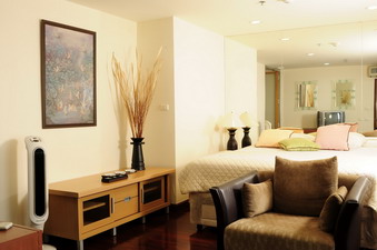 River Heaven condo for sale in Bangkok. Nice decoration 104 sq.m. Big 1 bedrooms 2 bathrooms 1 living room Fully furnished.