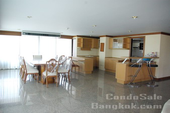 Penthouse condo for sale in Bangkok Sukhumvit 20. Size: 550 sq.m., 4 bedrooms, fully furnished. Walk to Asok BTS and Sukhumvit MRT.