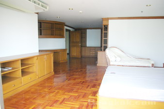 Penthouse condo for sale in Bangkok Sukhumvit 20. Size: 550 sq.m., 4 bedrooms, fully furnished. Walk to Asok BTS and Sukhumvit MRT.