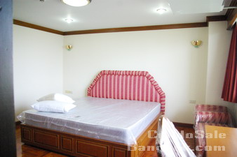 Penthouse condo for sale in Bangkok Sukhumvit 20. Size: 550 sq.m., 4 bedrooms, fully furnished. Walk to Asok BTS and Sukhumvit MRT.