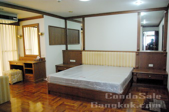 Penthouse condo for sale in Bangkok Sukhumvit 20. Size: 550 sq.m., 4 bedrooms, fully furnished. Walk to Asok BTS and Sukhumvit MRT.