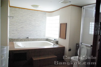 Penthouse condo for sale in Bangkok Sukhumvit 20. Size: 550 sq.m., 4 bedrooms, fully furnished. Walk to Asok BTS and Sukhumvit MRT.