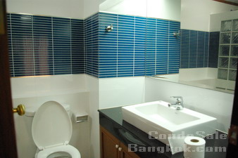 Penthouse condo for sale in Bangkok Sukhumvit 20. Size: 550 sq.m., 4 bedrooms, fully furnished. Walk to Asok BTS and Sukhumvit MRT.