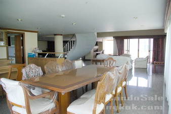 Penthouse condo for sale in Bangkok Sukhumvit 20. Size: 550 sq.m., 4 bedrooms, fully furnished. Walk to Asok BTS and Sukhumvit MRT.