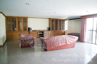 Penthouse condo for sale in Bangkok Sukhumvit 20. Size: 550 sq.m., 4 bedrooms, fully furnished. Walk to Asok BTS and Sukhumvit MRT.