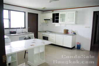 Penthouse condo for sale in Bangkok Sukhumvit 20. Size: 550 sq.m., 4 bedrooms, fully furnished. Walk to Asok BTS and Sukhumvit MRT.