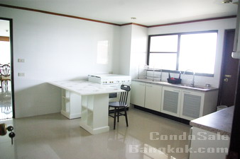Penthouse condo for sale in Bangkok Sukhumvit 20. Size: 550 sq.m., 4 bedrooms, fully furnished. Walk to Asok BTS and Sukhumvit MRT.