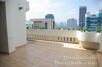 Penthouse condo for sale in Bangkok Sukhumvit 20. Size: 550 sq.m., 4 bedrooms, fully furnished. Walk to Asok BTS and Sukhumvit MRT.
