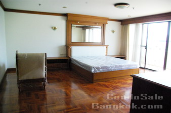 Penthouse condo for sale in Bangkok Sukhumvit 20. Size: 550 sq.m., 4 bedrooms, fully furnished. Walk to Asok BTS and Sukhumvit MRT.