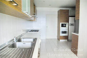 Penthouse 3 bedrooms for sale on Sathorn (Yen Arkard) for sale. Very peaceful area, nice view on high floor.