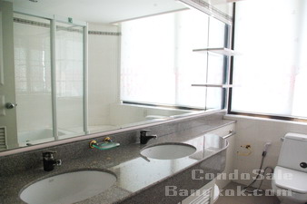 Penthouse 3 bedrooms for sale on Sathorn (Yen Arkard) for sale. Very peaceful area, nice view on high floor.
