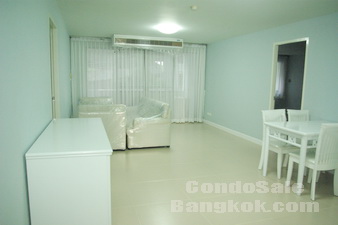 Recently renovated and fully furnished 2 bedrooms (111 sq.m.) on Phahonyothin for sale. Easy access to BTS and Big C