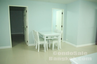 Recently renovated and fully furnished 2 bedrooms (111 sq.m.) on Phahonyothin for sale. Easy access to BTS and Big C