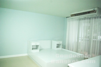 Recently renovated and fully furnished 2 bedrooms (111 sq.m.) on Phahonyothin for sale. Easy access to BTS and Big C