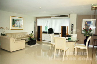 Newly renovated condo 2 bedrooms, size: 152 sq.m. on Pahonyothin for sale. High floor, nice view with 2 balconies. Only 45,000 Baht per Sq.m., Must see!!!