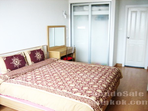 One bedroom condo for sale on Sukhumvit close to Asok. Easy acess to both BTS and MRT. Modern style size 59 sq.m. fully furnished. Ready to move in.