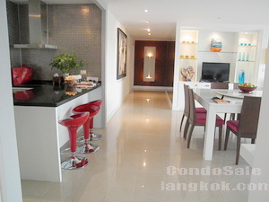 Condo for sale in very nice neighborhood. spacious 3 bedrooms Size 300 sq.m. Tastefully furnished.