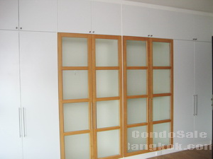 condo for sale in Bangkok Sukhumvit 42 walk to Ekamai BTS. Nicely furnished in luxury compound 2 bedrooms 75.7 sq.m.