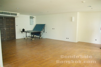 VERY UGENT, Need CASH!!!  Under market value Condo in Bangkok Silom - Sathorn area. Size 147 sq.m. 2 bedrooms + 1 study 2 bathrooms. Unfurnished. ONLY B71,500/sq.m