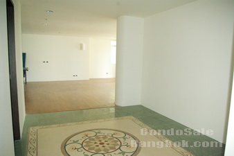 VERY UGENT, Need CASH!!!  Under market value Condo in Bangkok Silom - Sathorn area. Size 147 sq.m. 2 bedrooms + 1 study 2 bathrooms. Unfurnished. ONLY B71,500/sq.m