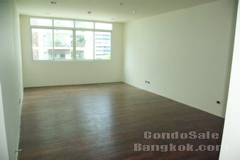 VERY UGENT, Need CASH!!!  Under market value Condo in Bangkok Silom - Sathorn area. Size 147 sq.m. 2 bedrooms + 1 study 2 bathrooms. Unfurnished. ONLY B71,500/sq.m