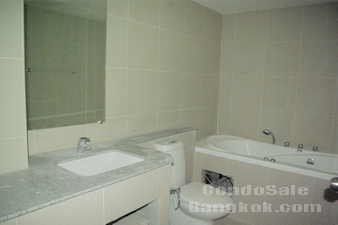 VERY UGENT, Need CASH!!!  Under market value Condo in Bangkok Silom - Sathorn area. Size 147 sq.m. 2 bedrooms + 1 study 2 bathrooms. Unfurnished. ONLY B71,500/sq.m