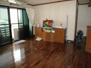 Spacious living area condo for sale in Sukhumvit 59 walk to Thonglor BTS. 128 sq.m. 2 bedrooms 2 bathrooms. Peaceful & Open view.