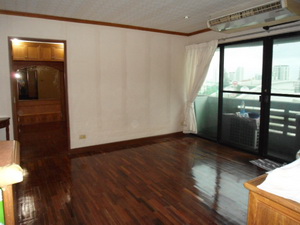 Spacious living area condo for sale in Sukhumvit 59 walk to Thonglor BTS. 128 sq.m. 2 bedrooms 2 bathrooms. Peaceful & Open view.