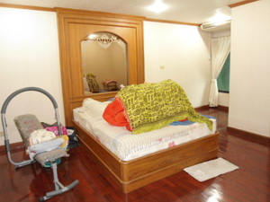 Spacious living area condo for sale in Sukhumvit 59 walk to Thonglor BTS. 128 sq.m. 2 bedrooms 2 bathrooms. Peaceful & Open view.