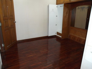Spacious living area condo for sale in Sukhumvit 59 walk to Thonglor BTS. 128 sq.m. 2 bedrooms 2 bathrooms. Peaceful & Open view.