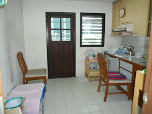 Spacious living area condo for sale in Sukhumvit 59 walk to Thonglor BTS. 128 sq.m. 2 bedrooms 2 bathrooms. Peaceful & Open view.