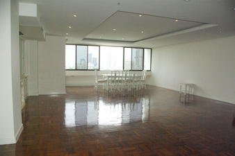Newly renovated! condo for sale in Sukhumvit nice residetial area. Family style 250 sq.m. 3 bedrooms. Bright and very nice view. Easy access to Thonglor BTS.