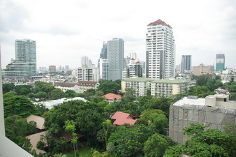 Newly renovated! condo for sale in Sukhumvit nice residetial area. Family style 250 sq.m. 3 bedrooms. Bright and very nice view. Easy access to Thonglor BTS.