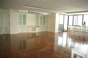 Newly renovated! condo for sale in Sukhumvit nice residetial area. Family style 250 sq.m. 3 bedrooms. Bright and very nice view. Easy access to Thonglor BTS.