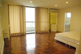 Newly renovated! condo for sale in Sukhumvit nice residetial area. Family style 250 sq.m. 3 bedrooms. Bright and very nice view. Easy access to Thonglor BTS.