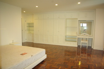 Newly renovated! condo for sale in Sukhumvit nice residetial area. Family style 250 sq.m. 3 bedrooms. Bright and very nice view. Easy access to Thonglor BTS.