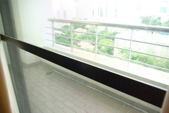Newly renovated! condo for sale in Sukhumvit nice residetial area. Family style 250 sq.m. 3 bedrooms. Bright and very nice view. Easy access to Thonglor BTS.