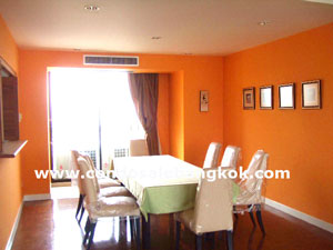 Spacious 3 bedroom 250 sq.m. condo for sale in Bangkok Sukhumvit 31. Peaceful for residence. 