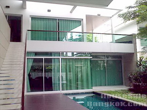 House for sale in Bangkok Sukhumvit close to Prompong BTS area. Peaceful location 115 sq.wa land plot.New  4 bedrooms in modern style with private pool.