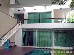 House for sale in Bangkok Sukhumvit close to Prompong BTS area. Peaceful location 115 sq.wa land plot.New  4 bedrooms in modern style with private pool.