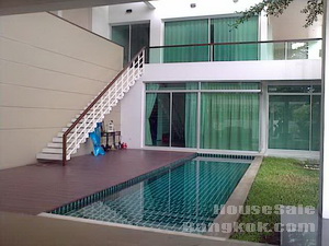 House for sale in Bangkok Sukhumvit close to Prompong BTS area. Peaceful location 115 sq.wa land plot.New  4 bedrooms in modern style with private pool.