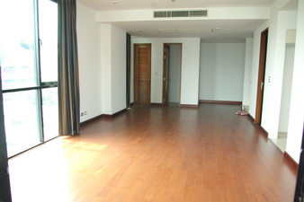 Penthouse condo for sale in Bangkok. Special with roof top terrace. 220 sq.m. 3 bedrooms. Easy access to Siam Paragon. Unique!