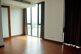 Penthouse condo for sale in Bangkok. Special with roof top terrace. 220 sq.m. 3 bedrooms. Easy access to Siam Paragon. Unique!