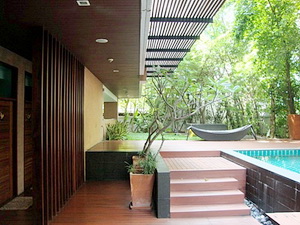 Penthouse condo for sale in Bangkok. Special with roof top terrace. 220 sq.m. 3 bedrooms. Easy access to Siam Paragon. Unique!