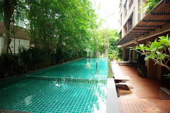 Penthouse condo for sale in Bangkok. Special with roof top terrace. 220 sq.m. 3 bedrooms. Easy access to Siam Paragon. Unique!